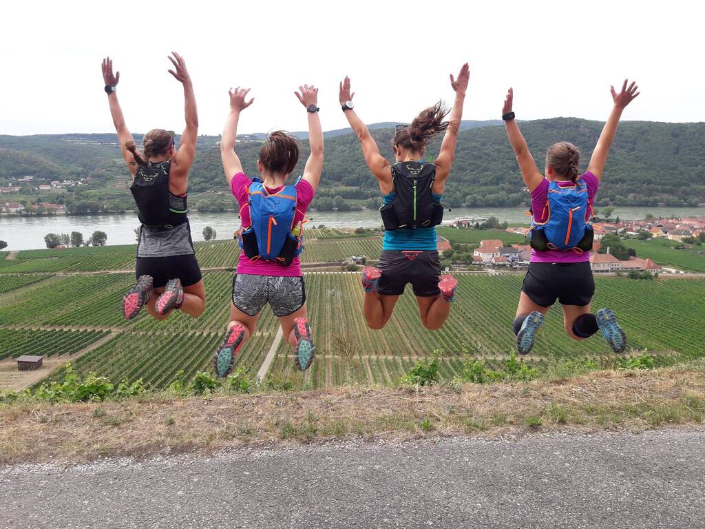 Springende Läuferinnen in der Wachau