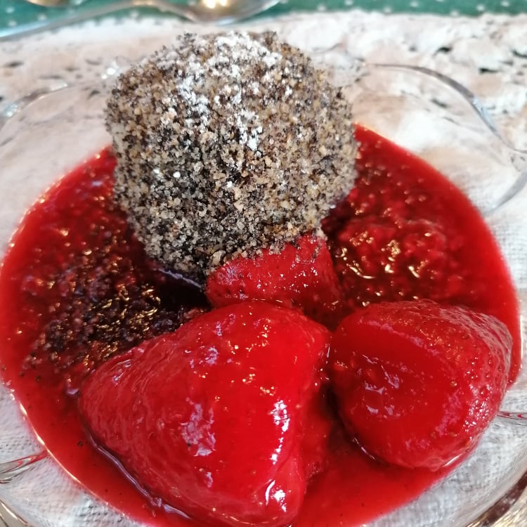 Topfenknödel mit Mohnbrösel und auf Beerensoße