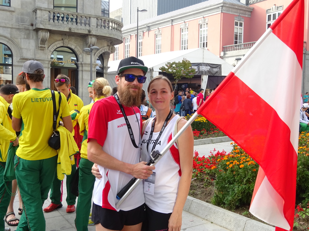Florian und Julia Grasel mit Fahne