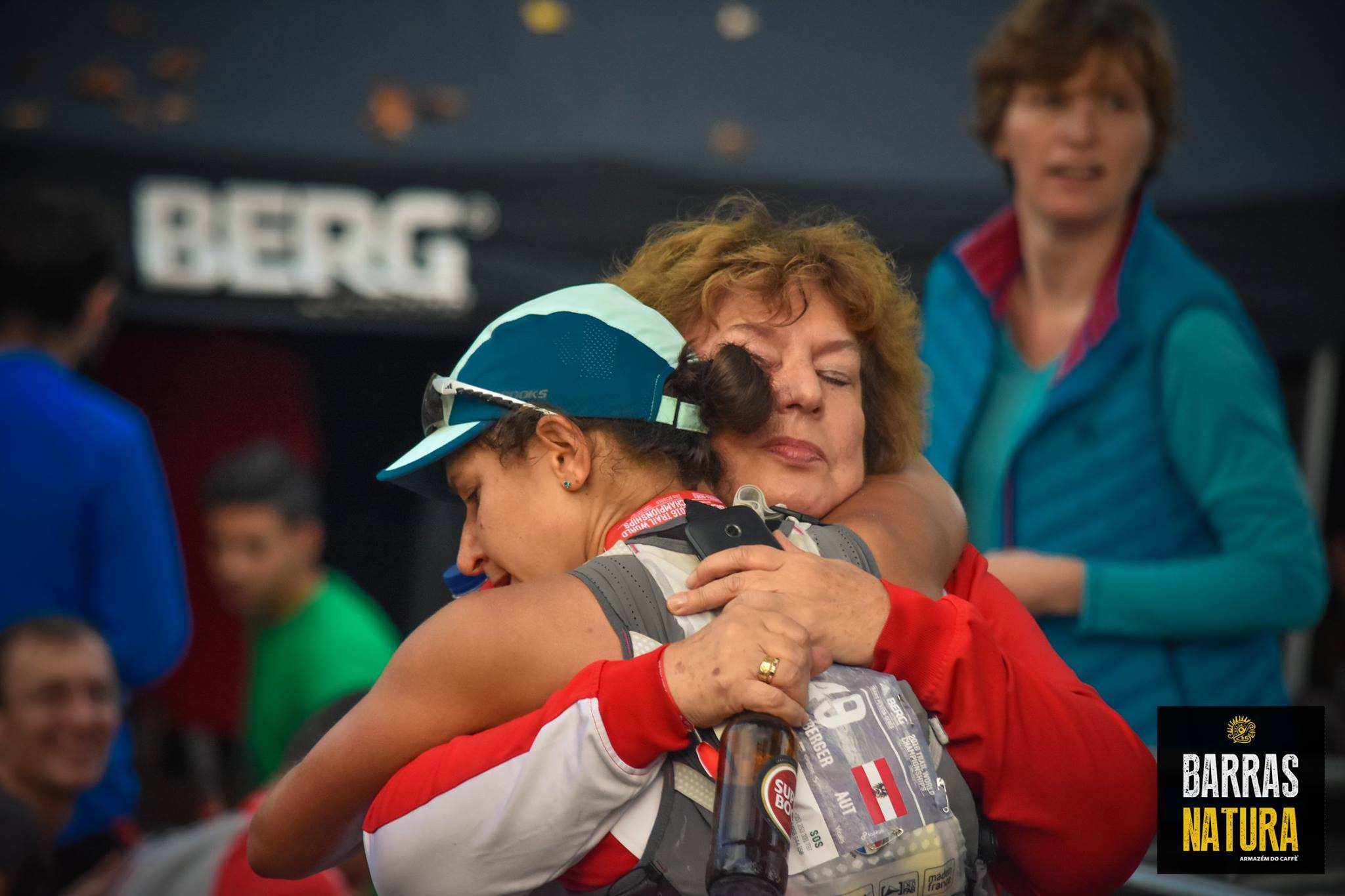 Vroni umarmt ihre Mutter